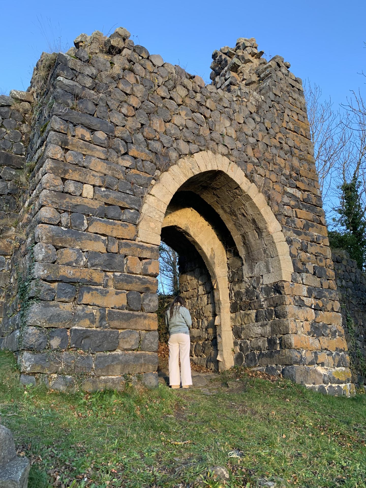 Les vestiges du château de Chapteuil ….